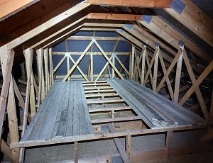 Zateplení stropu novostavby rodinného domu pomocí foukané izolace